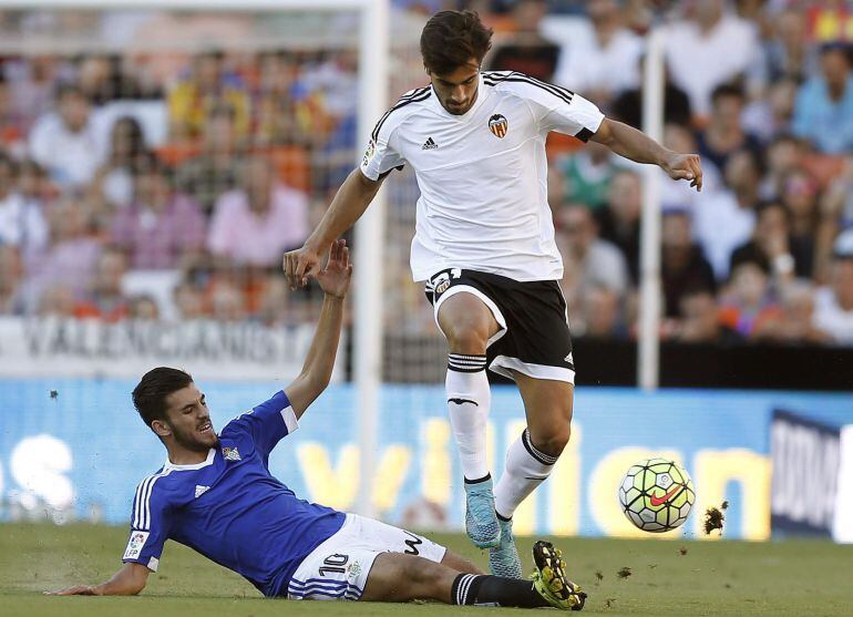 GRA484. VALENCIA, 19/09/2015.- El centrocampista portugués del Valencia, Andre Gomes (d) y el centrocampista del Betis Daniel Ceballos luchan por el balón durante el partido de la cuarta jornada de Liga que disputan en el estadio Mestalla de Valencia. EFE/Kai Försterling