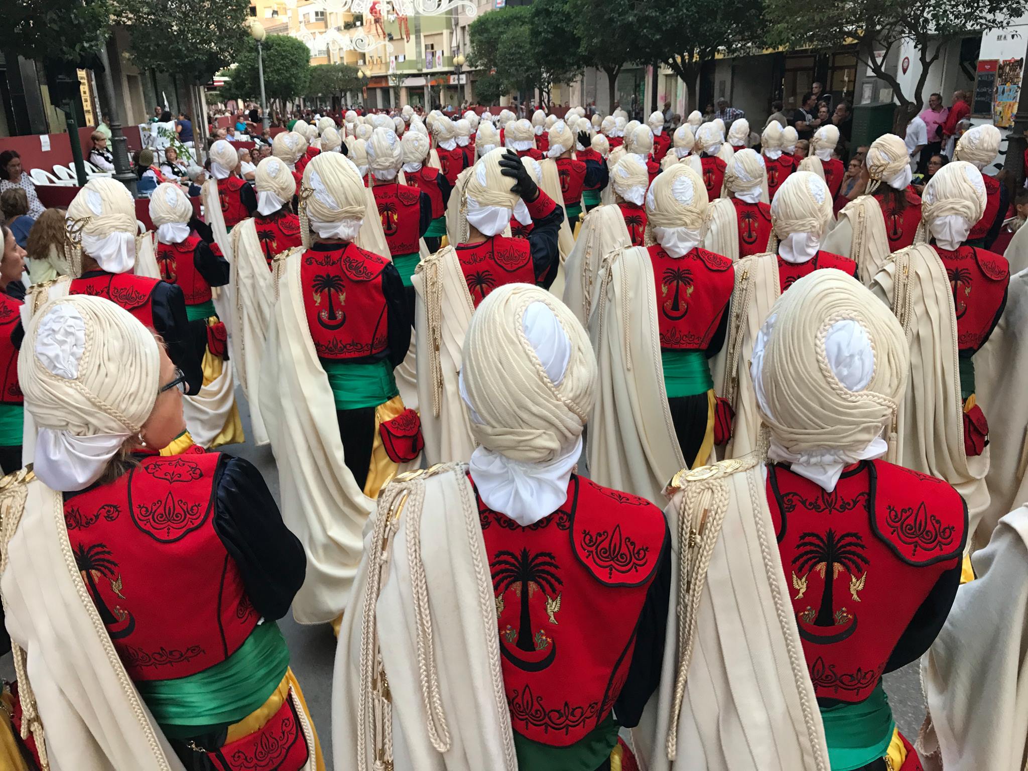 Moras Nuevas desfilando