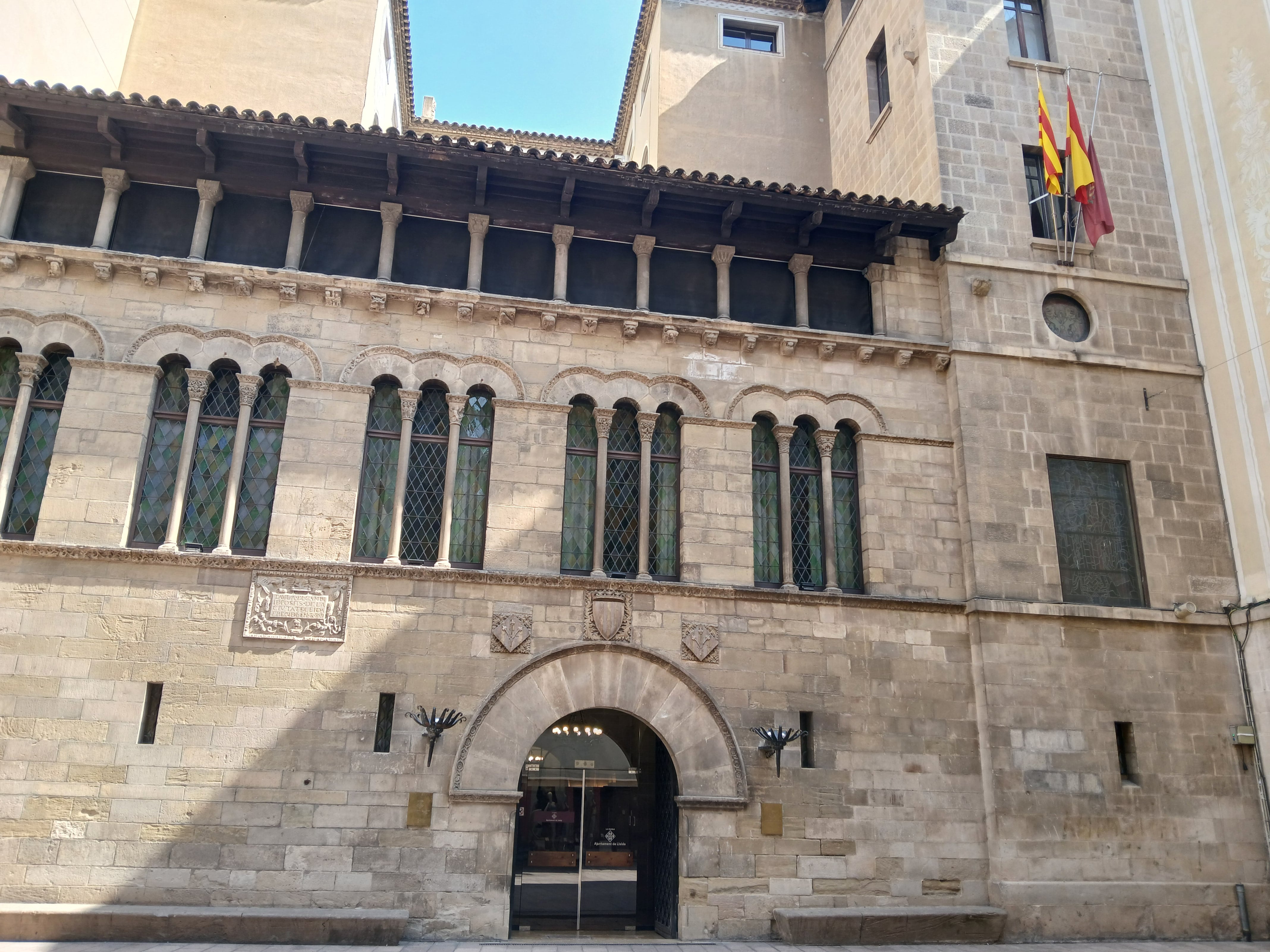 En senyal de dol, la bandera de la ciutat -a la imatge, l&#039;última per la dreta, al costat de la bandera espanyola-, oneja avui a mig pal. Foto: Paeria.