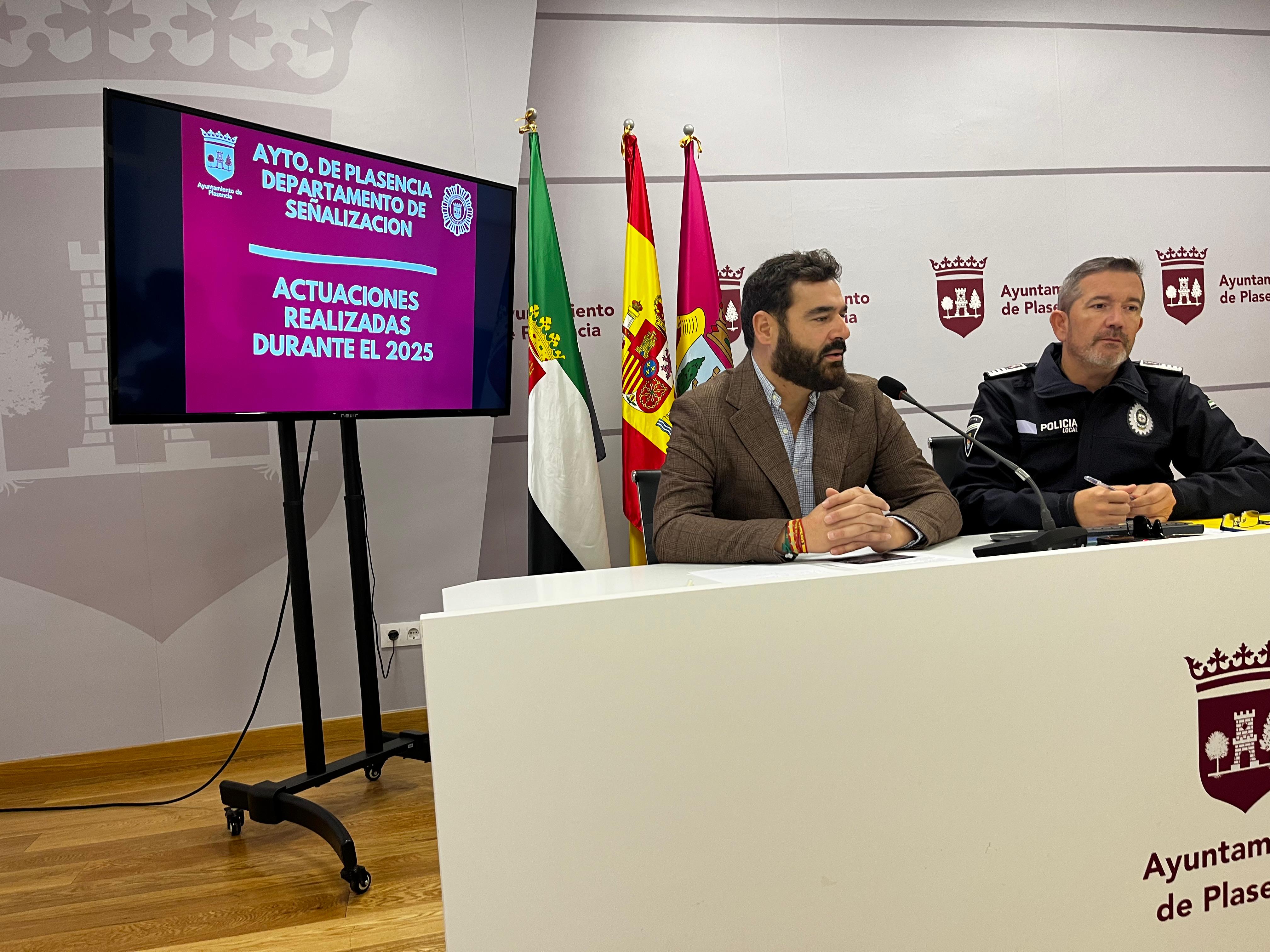 Momento de la rueda de prensa de las actuaciones realizadas en 2025. En la imagen, David Dóniga, concejal de seguridad vial, y el inspector de la Policía Local, José Antonio Díaz.