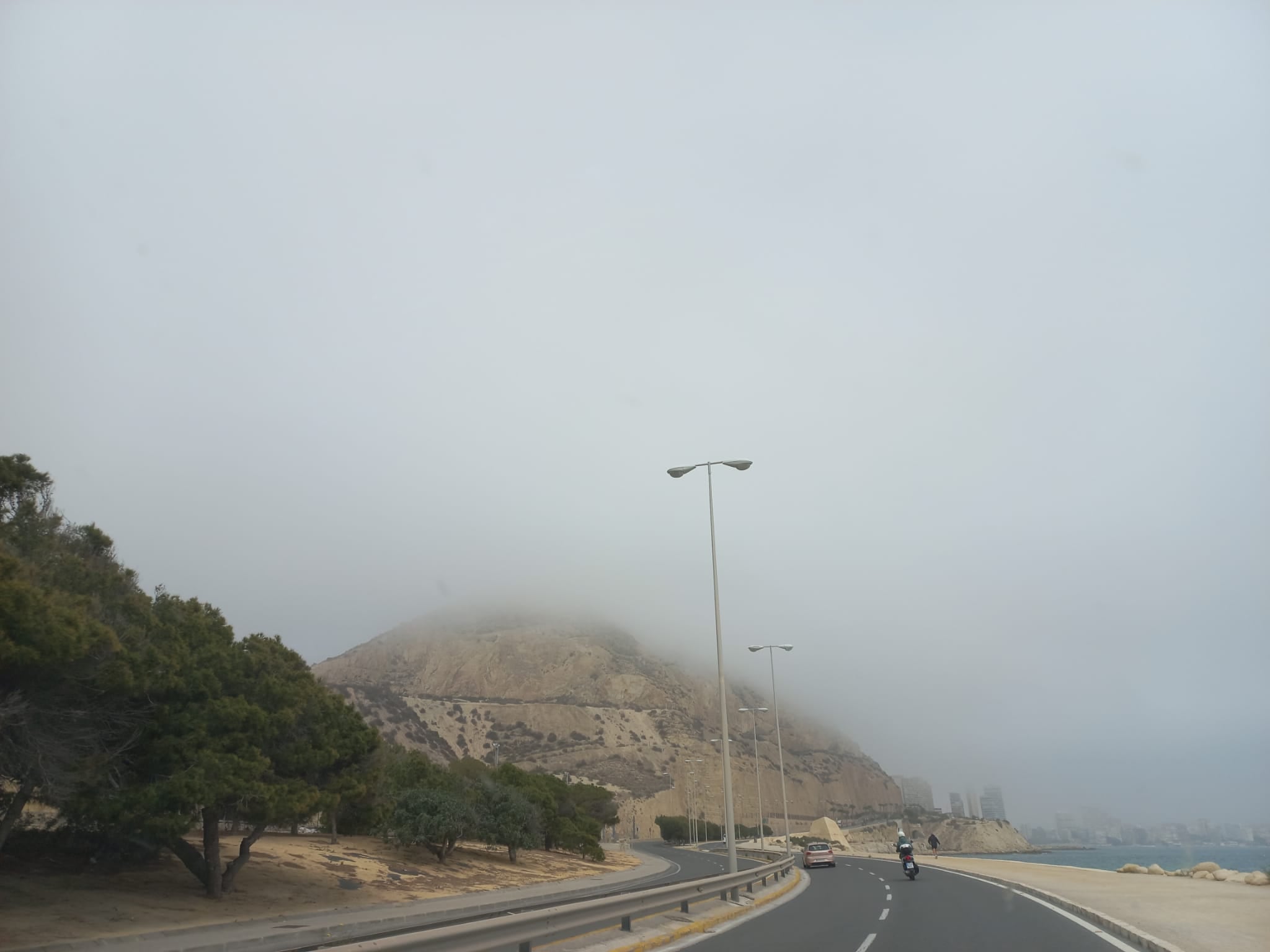 Calima registrada este lunes, 8 de abril, en el entorno de la Serra Grossa de Alicante