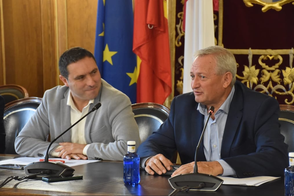 Álvaro Martínez Chana, presidente de la Diputación de Cuenca y Ángel Villafranca, secretario general de Cooperativas Agroalimentarias de Castilla-La Mancha.