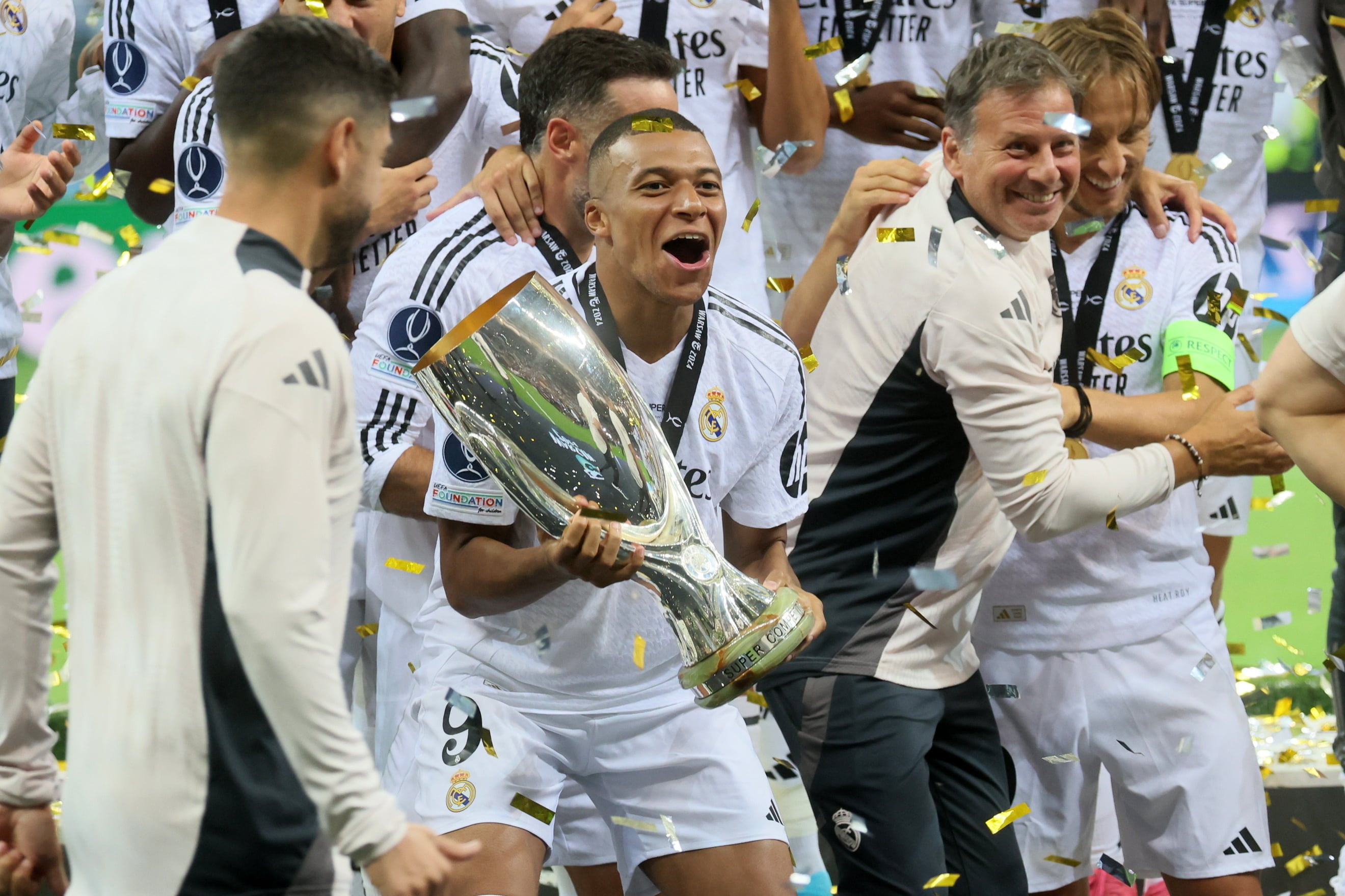 Kylian Mbappé levantando su primer título con el Real Madrid