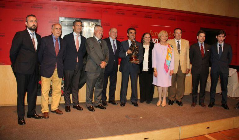 El ganadero Victorino Martín, en el centro de la imagen, junto a Julio Cuesta, presidente de la Fundación Cruzcampo y los miembros del jurado del premio &#039;Blanco y Oro&#039;