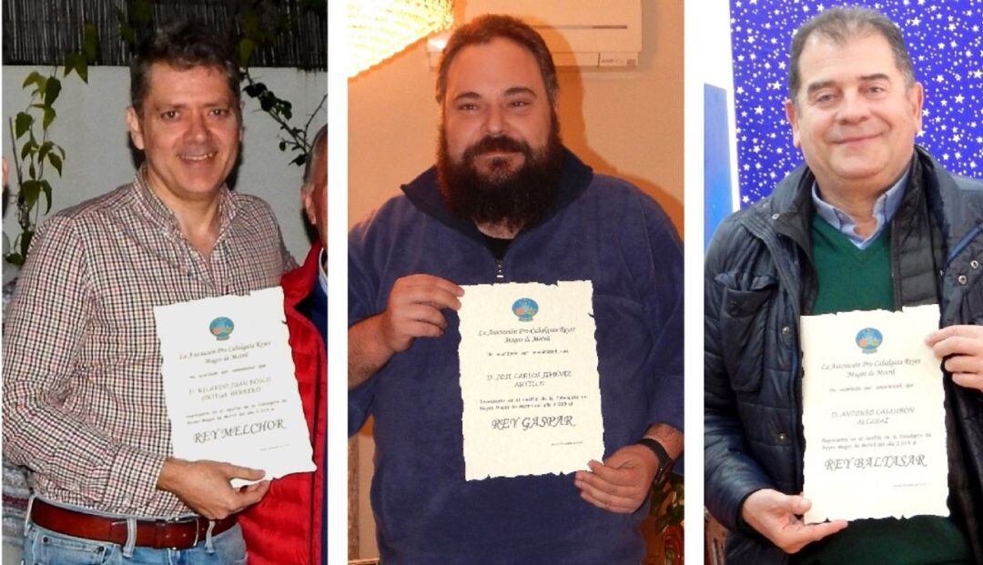 Ricardo Juan Bosco, Jose Carlos Jimenez y Antonio Casaubón posan con la carta de designación como "ayudantes reales"