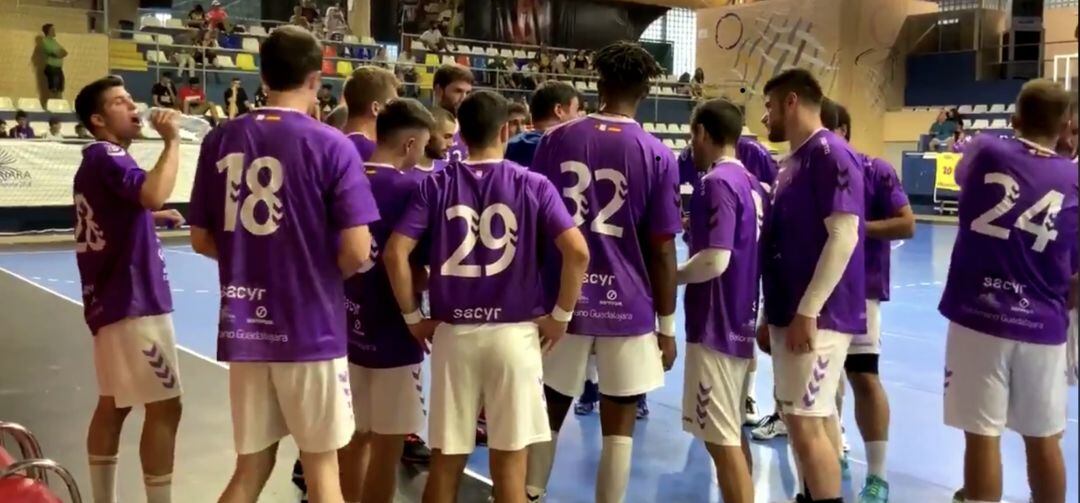 El nuevo entrenador del Quabit BM Guadalajara Mariano Ortega, reparte instrucciones durante el primer amistoso de la pretemporada 2019-2020.