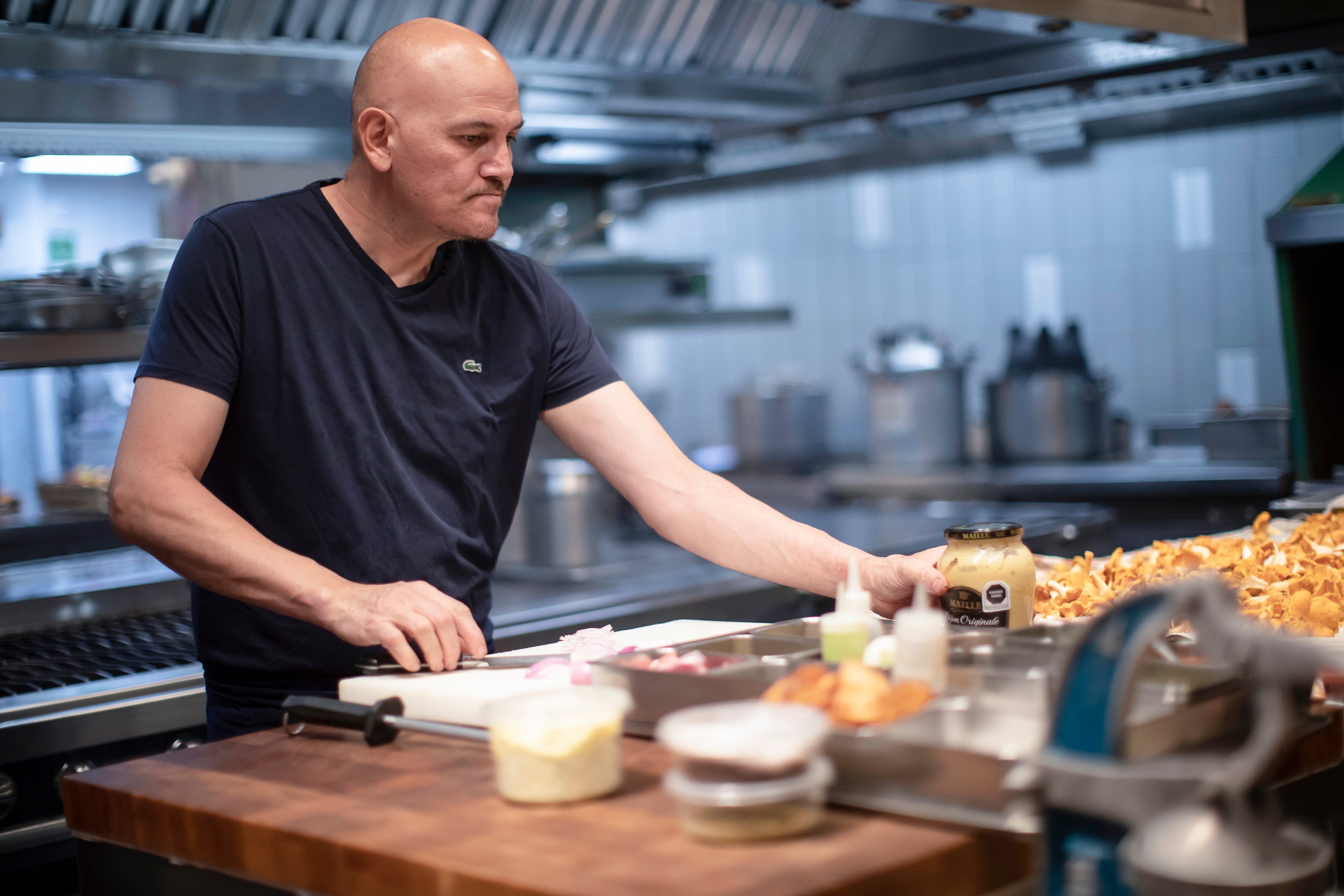 El chef mexicano Eduardo García prepara alimentos en la cocina del restaurante Máximo Bistrot, este martes.