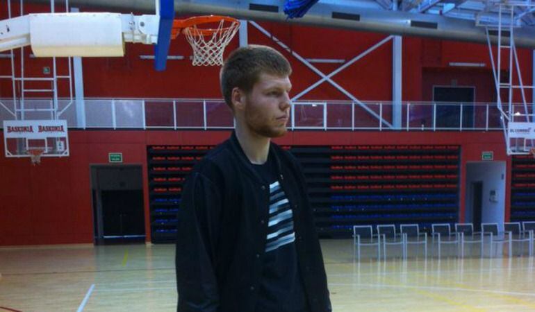 El jugador letón estará en Vitoria hasta este viernes.