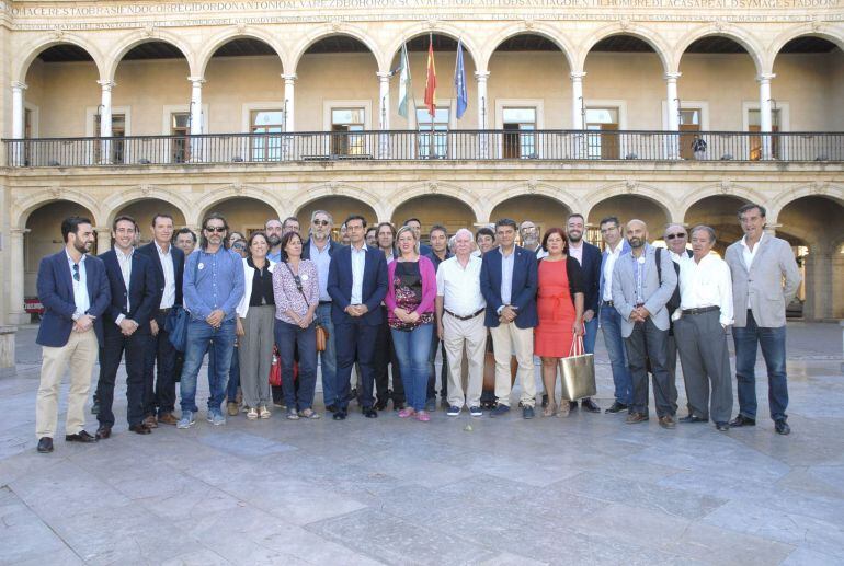 Representatnes municipales de Almería, Jaén, Granada y Guadix, tras la reunión mantenida en la ciudad accitana.