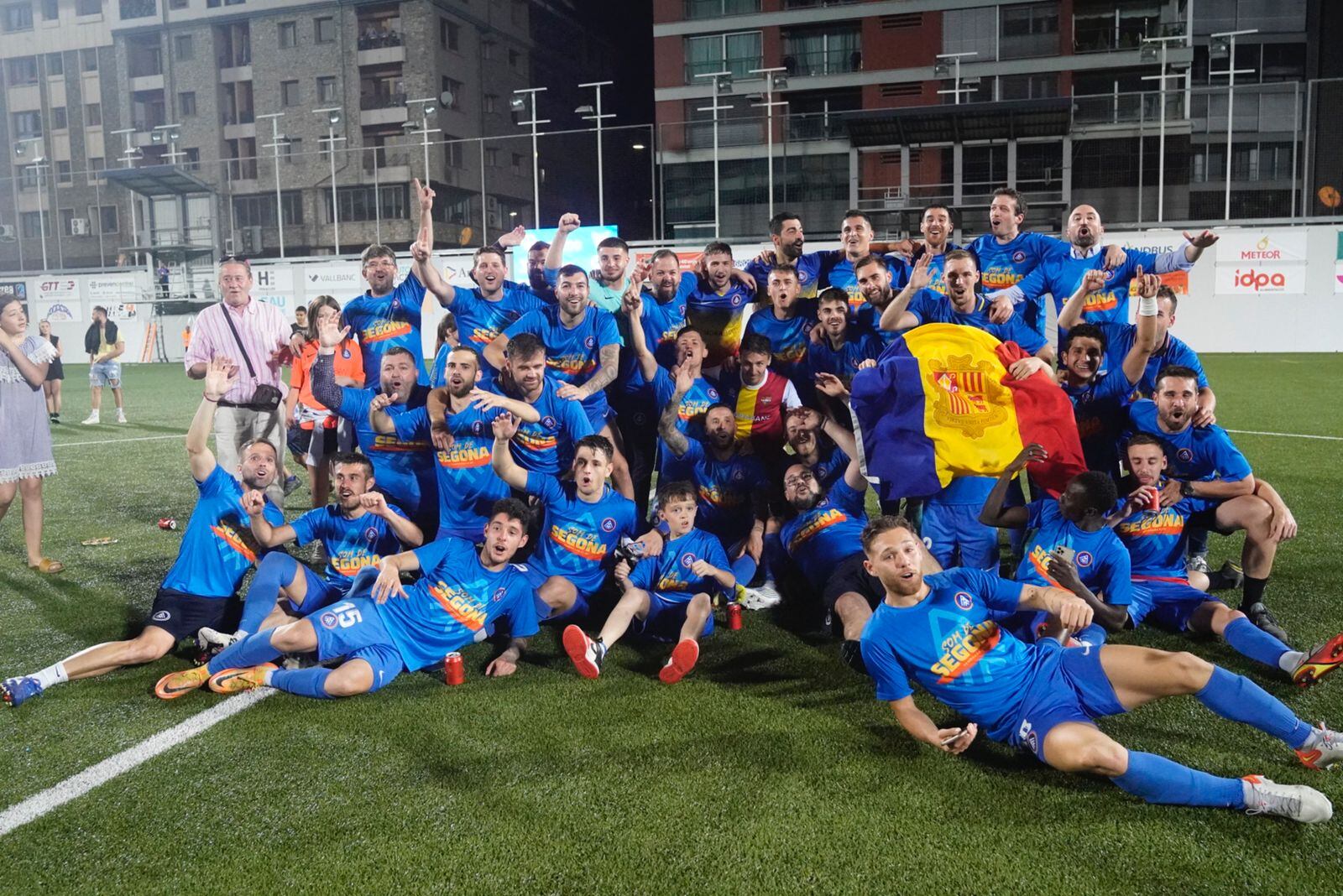 Els jugadors de l&#039;FC Andorra celebrant l&#039;ascens a Segona A.