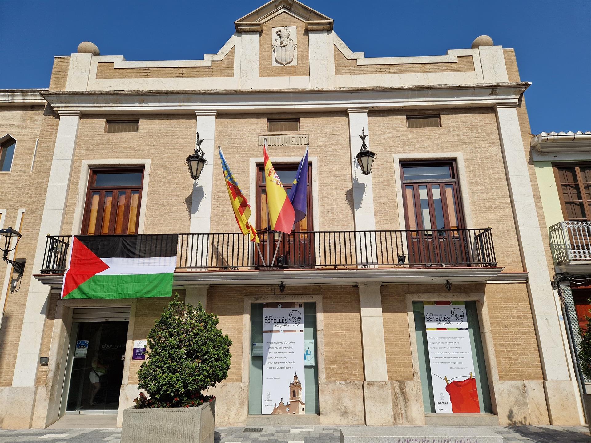 Alboraya cuelga en el Ayuntamiento la bandera palestina