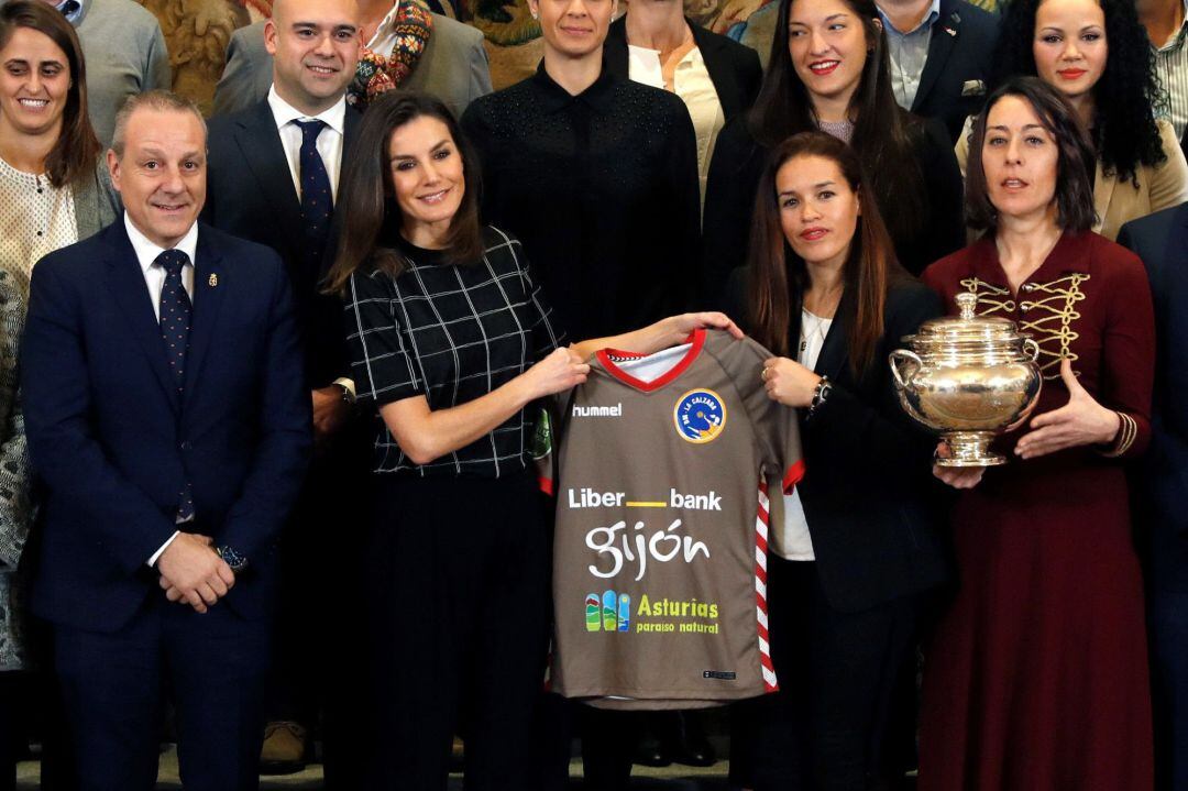 La reina Letizia recibe en audiencia este jueves en el Palacio de La Zarzuela a una representación de Club Balonmano La Calzada Mavi Nevas Tecnologías de Gijón, campeón de la 39 edición de la Copa de la reina