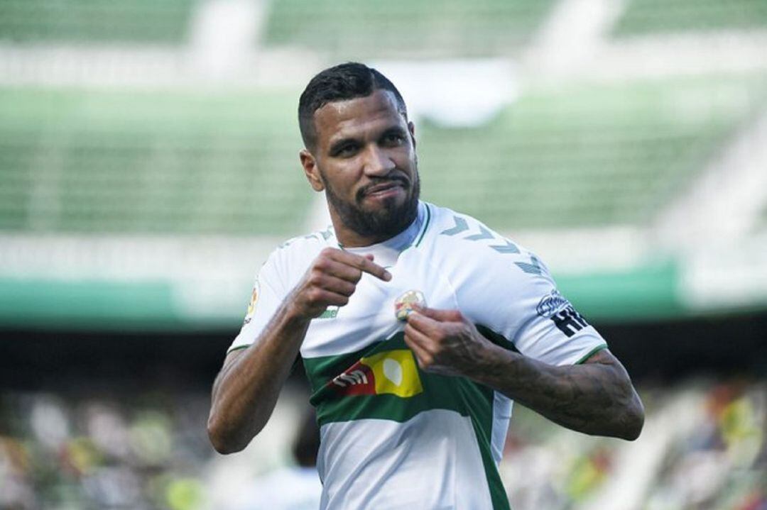 Jonathas de Jesús celebra su gol señalando el escudo del Elche