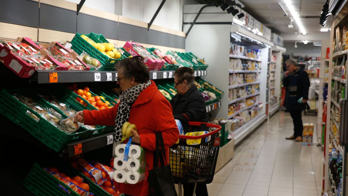 El misterio de los ajos, acelgas y fresones: el precio baja en origen pero sube al llegar al súper