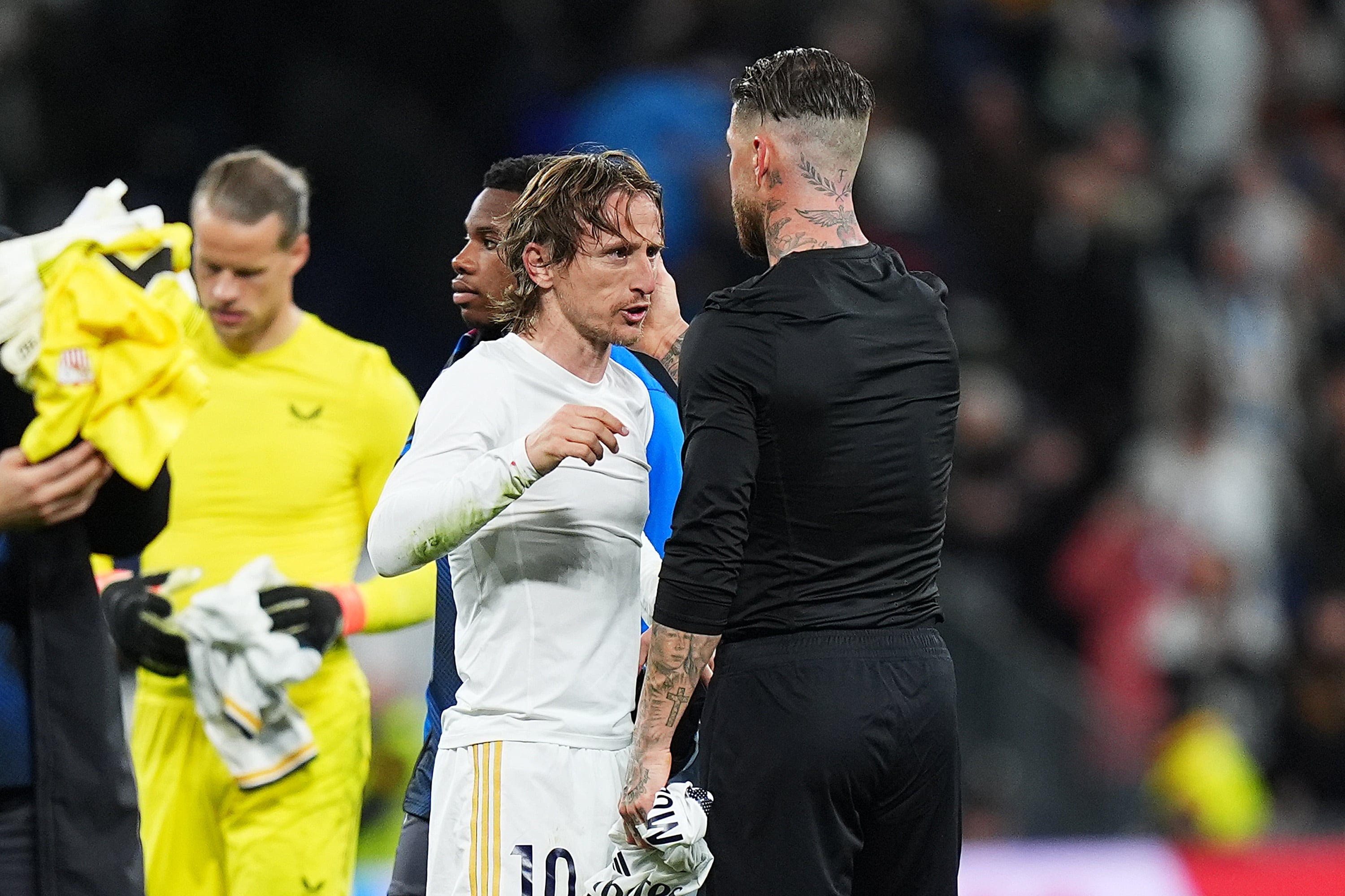 Sergio Ramos y Luka Modric se intercambian las camisetas al finalizar el partido liguero entre Real Madrid y Sevilla. (Photo by Angel Martinez/Getty Images)