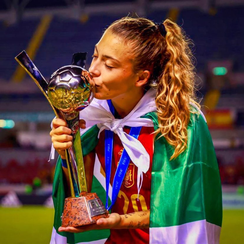 Asun Martínez besa la Copa del Mundo luciendo la bandera del Elche C.F.