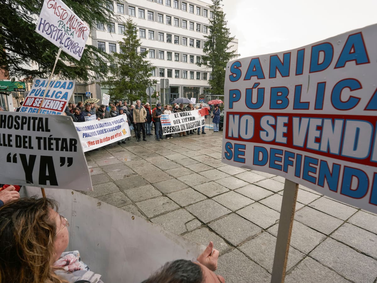 Las plataformas abulenses reúnen a 150 personas en defensa de la sanidad pública