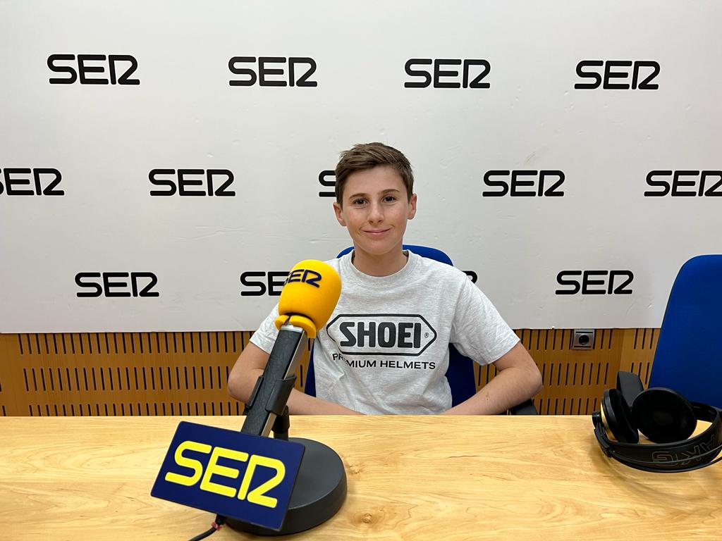 Máximo Martínez Quiles en los estudios de Radio Murcia Cadena SER