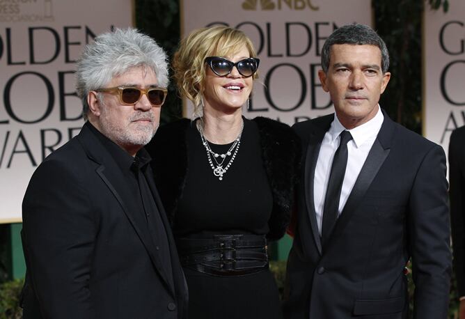 Pedro Almodóvar, Melanie Griffith y Antonio Banderas, en los Globos de Oro 2012