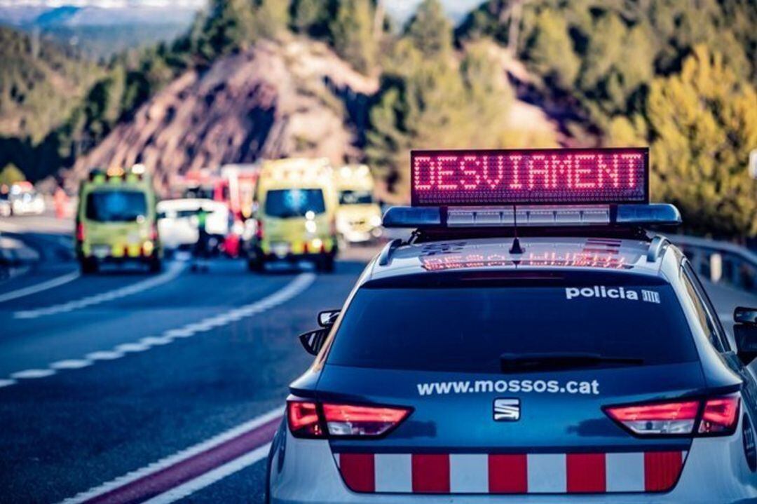 Archivo - Un coche de los Mossos perimetra un accidente de tráfico.