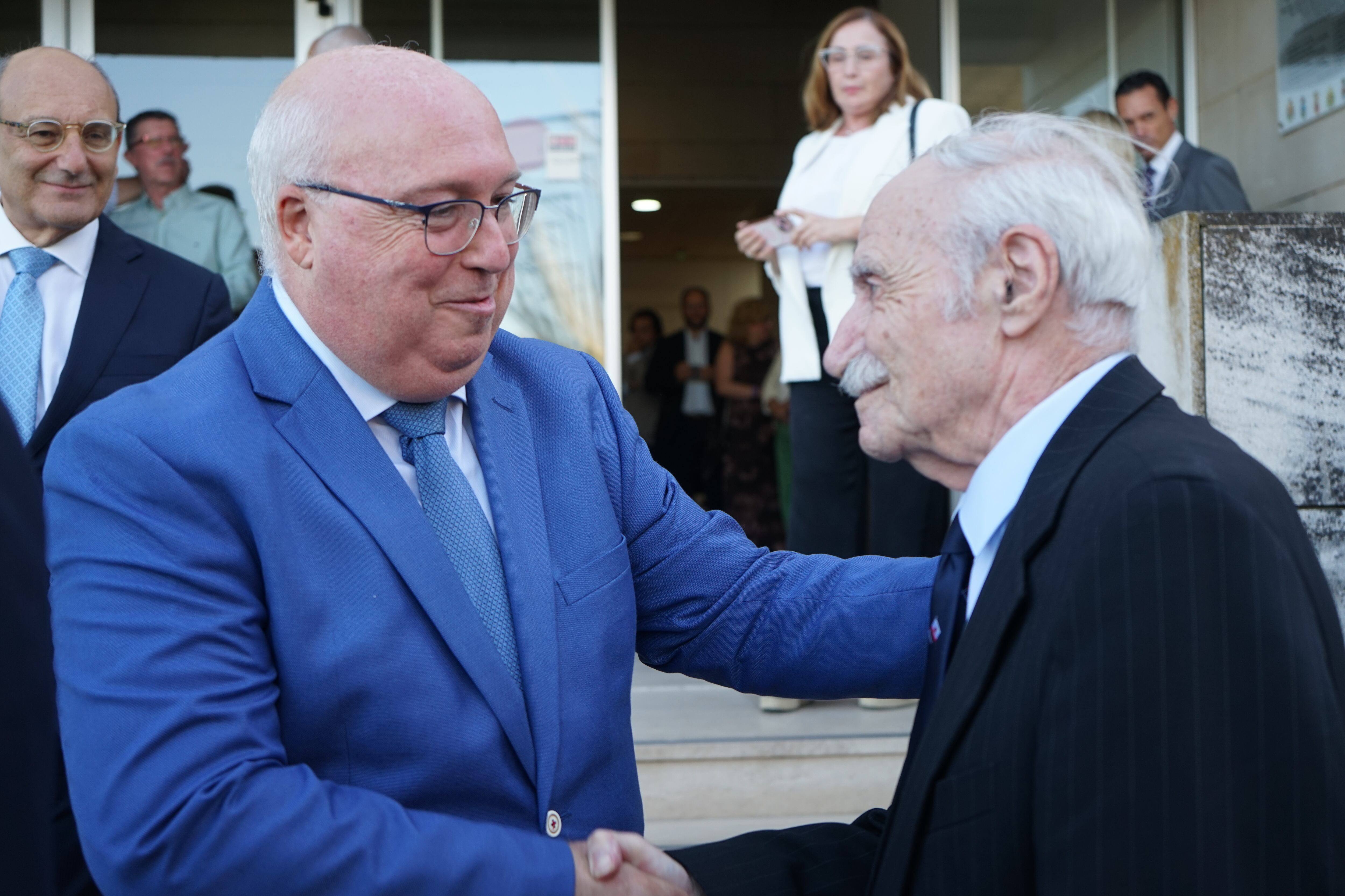 Cándido Romaguera saluda a Joe Bossano