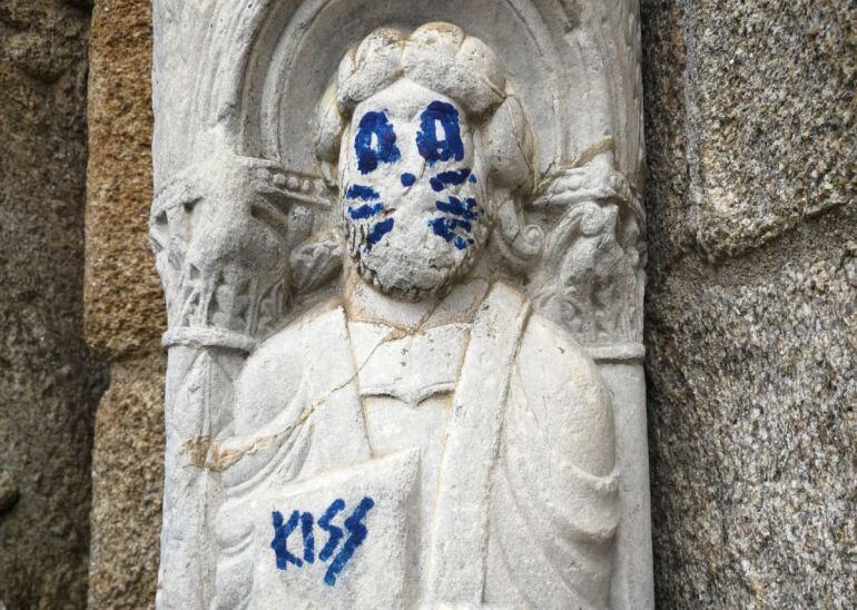 Figura de la Catedral de Santiago pintada tras un acto vandálico