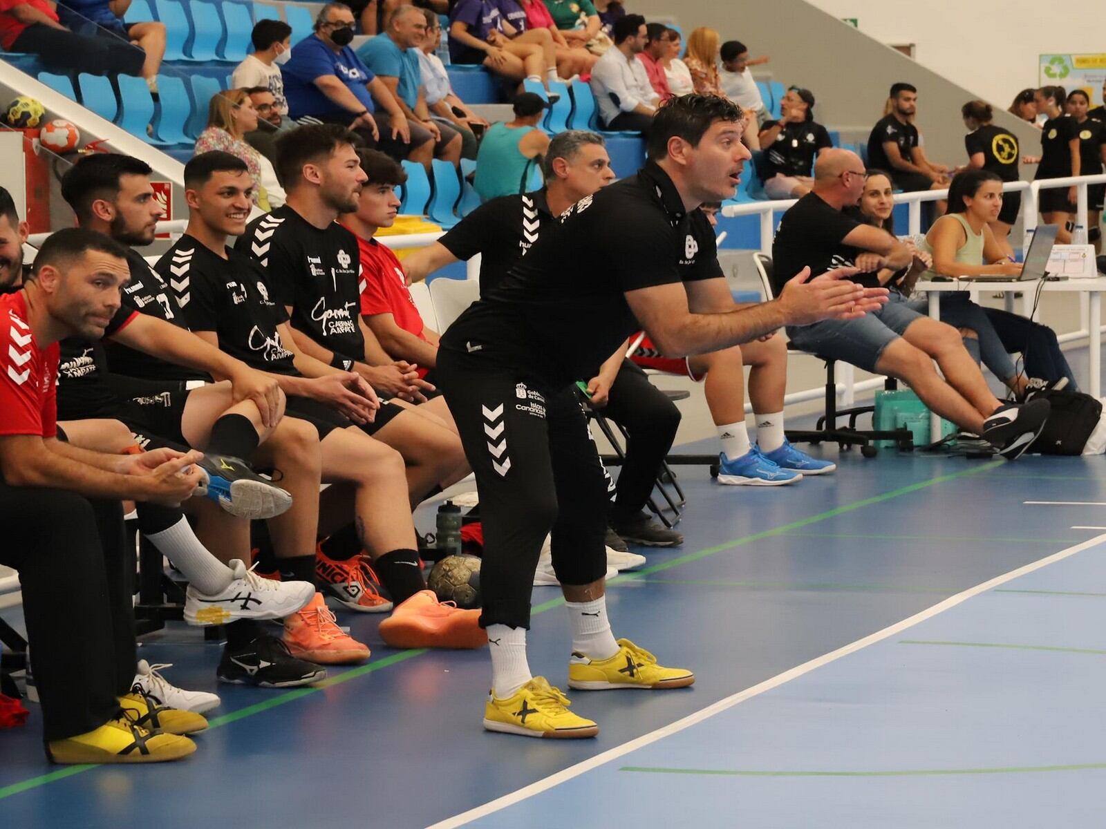 El entrenador en un partido de la recién terminada temporada.