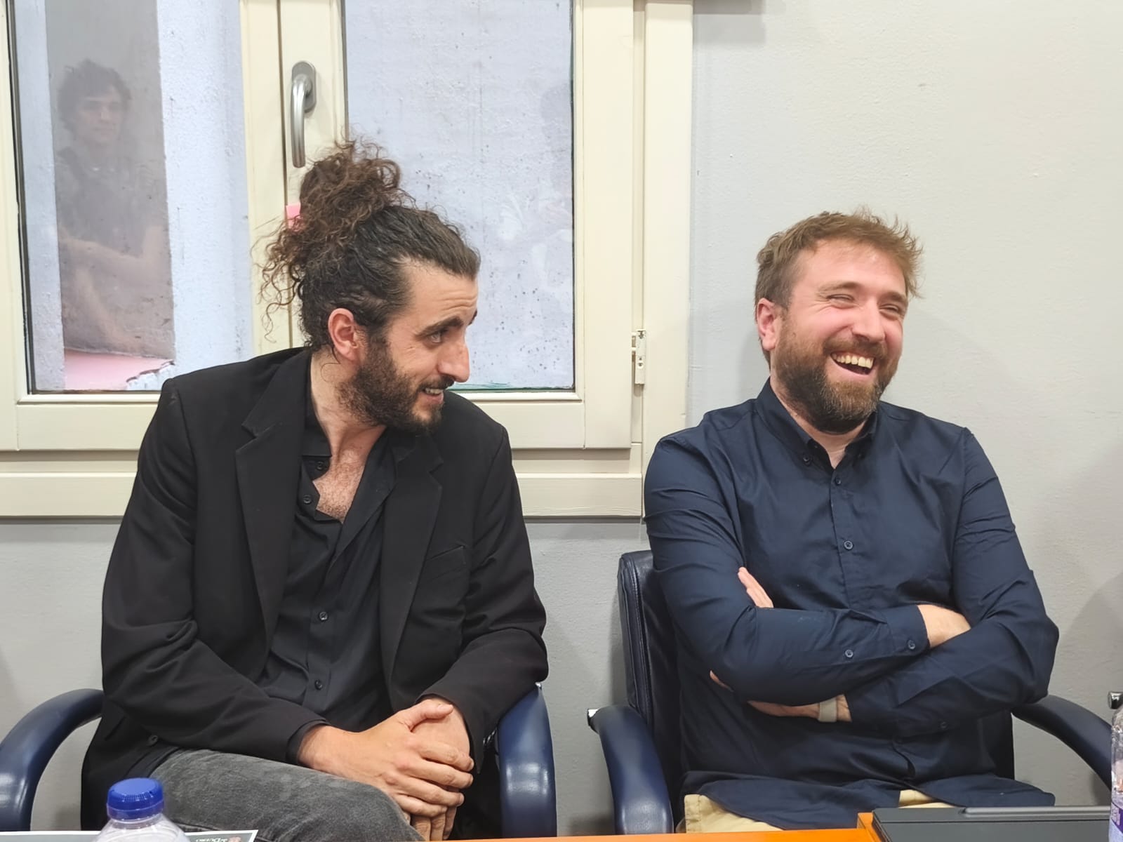 El director del festival (dcha), Antonio García Castro, con el encargado de poner la música a esta edición, Jorge Bedoya