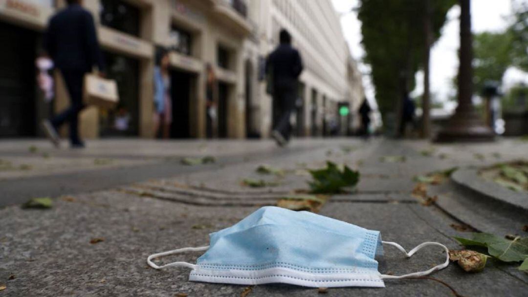 Una mascarlla tirada en la calle