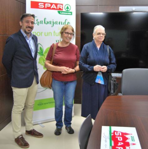 De izquierda a derecha: Rubén González (SPAR Lanzarote), Sor Ana (Calor y Café) y Loli Rodríguez (Cáritas Lanzarote)