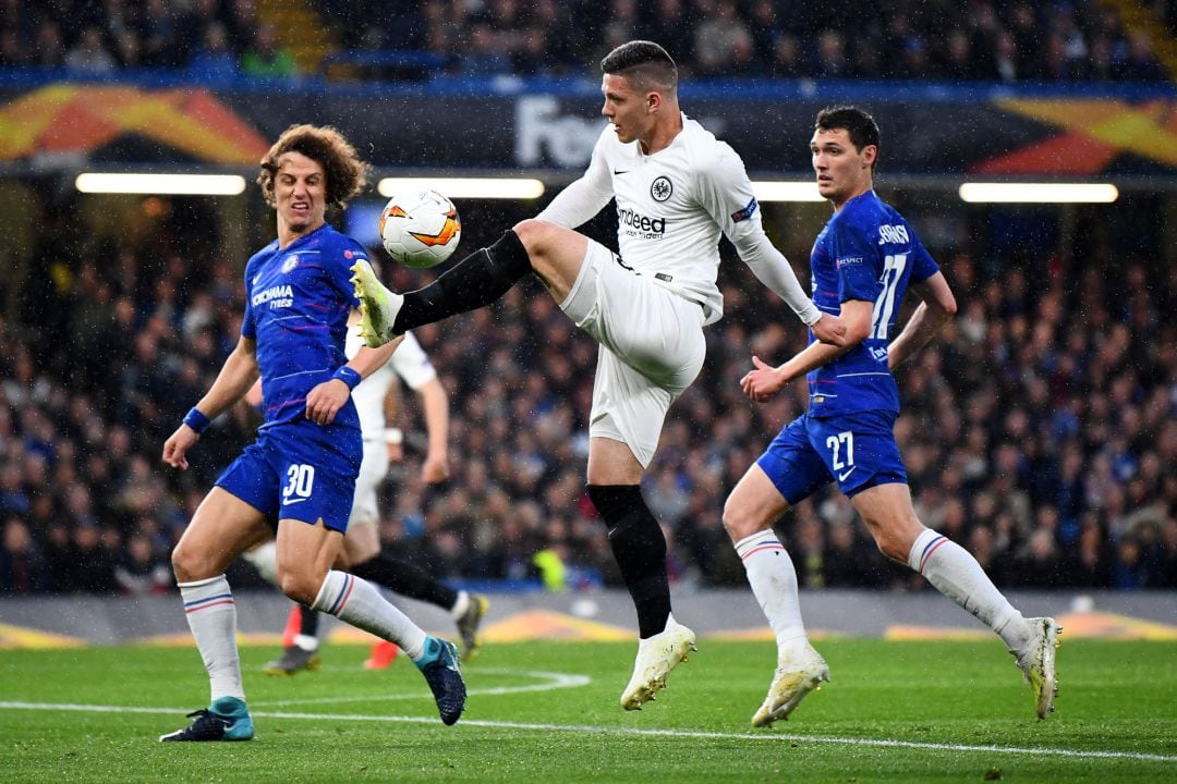 Jovic control aun balón ante David Luiz y Christiansen