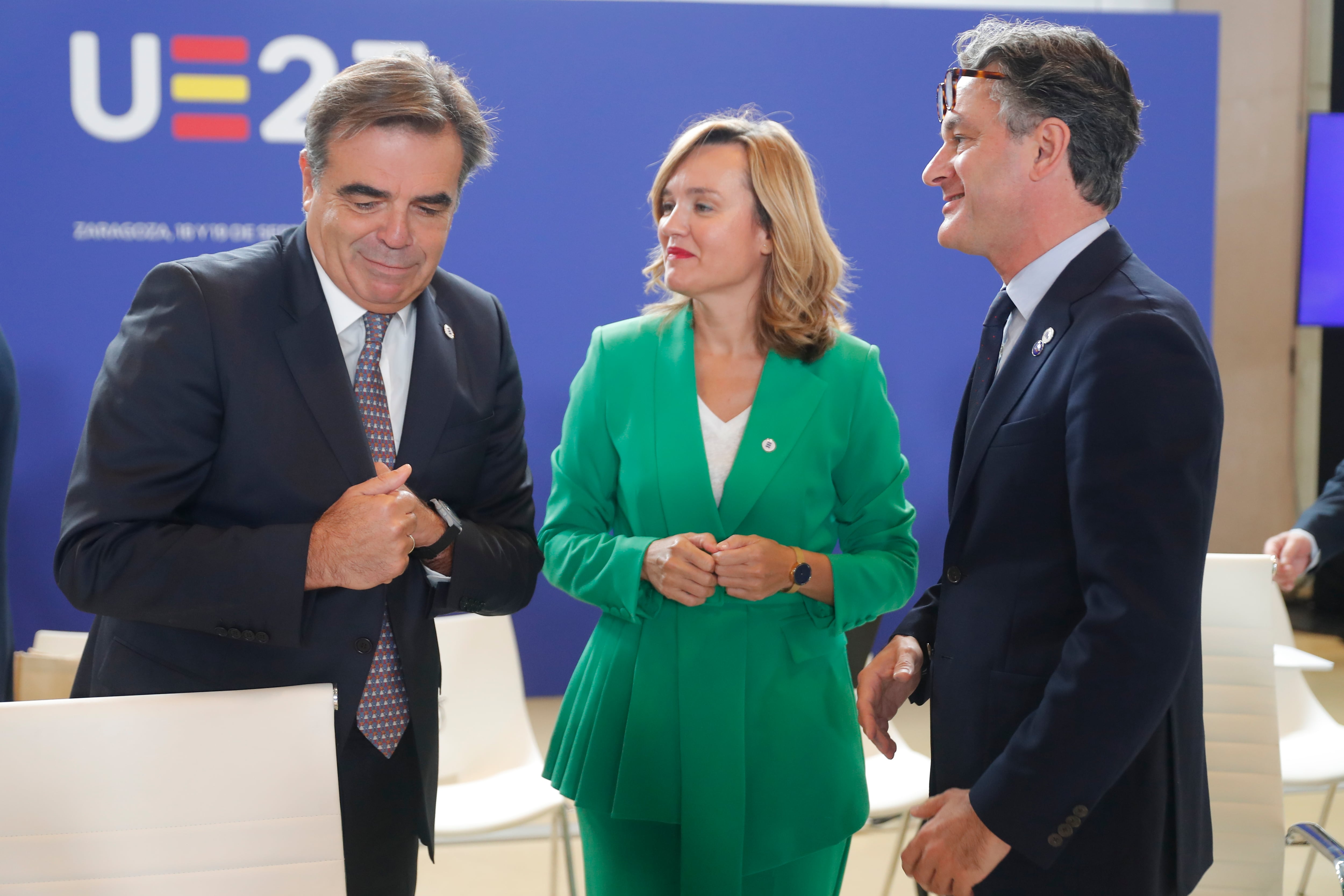 ZARAGOZA, 19/09/2023.- El vicepresidente de la Comisión Europea, Margaritis Schinas (i); la ministra española de Educación, Pilar Alegría, y el secretario general del Consejo en materia de Medio Ambiente, Educación, Juventud, Cultura, Audiovisual y Deporte, Fabrice Dubreuil (d), tras la rueda de prensa ofrecida en el marco de la sesión plenaria de la reunión informal de ministros europeos de Educación y Juventud que se celebra en el Palacio de Congresos de Zaragoza, este martes. EFE/Javier Cebollada
