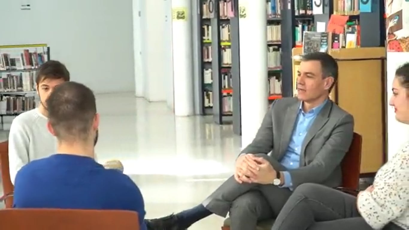 Pedro Sánchez se reúne con jóvenes fuenlabreños en la biblioteca del CEART