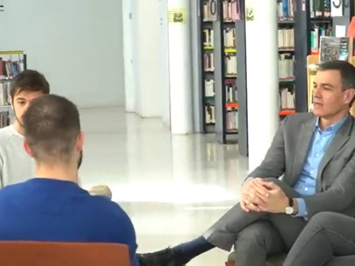 Pedro Sánchez se reúne con jóvenes de Fuenlabrada para explicar el aumento de las becas