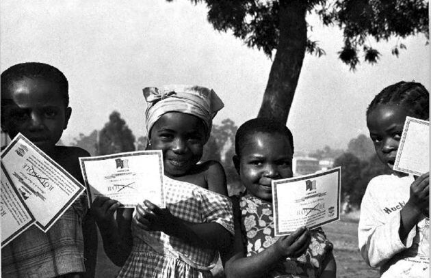 Unos niños cameruneses exhiben sus certificados de vacunación de la viruela en 1975.