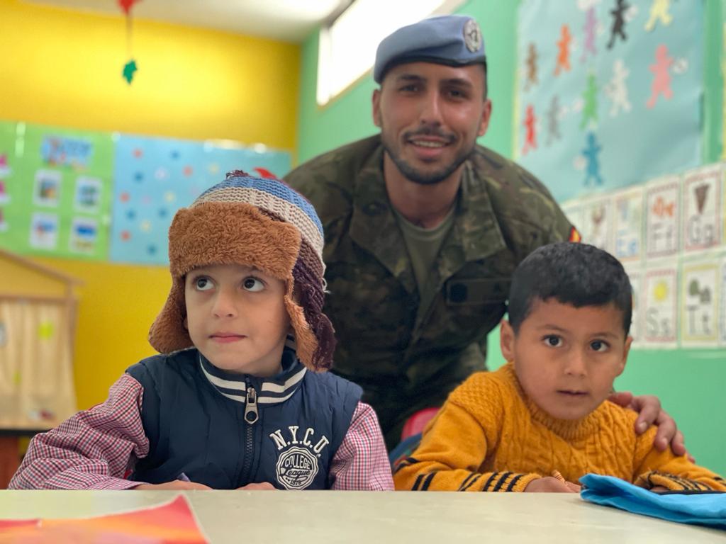 Un caballero legionario de Ronda junto a dos niños libaneses