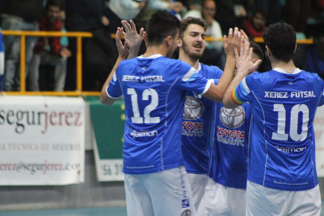 Jugadores del Toyota Nimauto celebrando un gol 