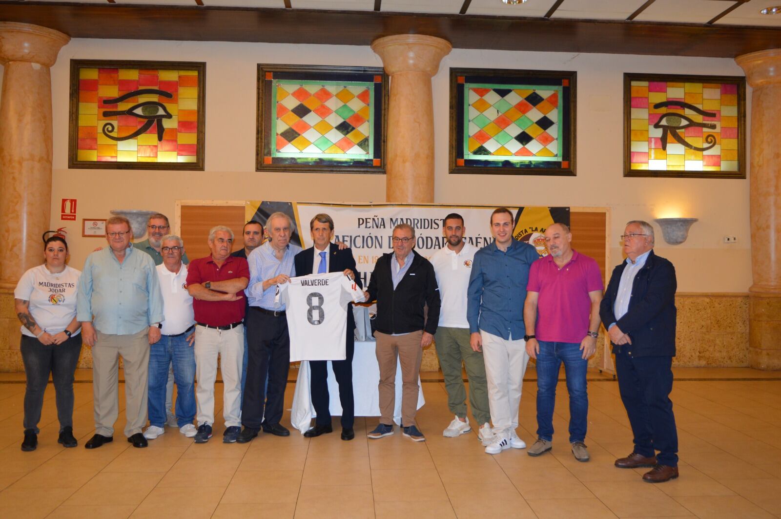 El representante del Real Madrid, Pepe Salguero, entregaba, como regalo conmemorativo, a la junta directiva de la Peña, una camiseta de Valverde