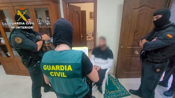 La Guardia Civil ha detenido en Melilla a 24 personas de una organización criminal dedicada a la trata de seres humanos que captaba a menores de edad en situación de extrema vulnerabilidad para utilizarlos con fines ilícitos relacionados con el tráfico de drogas