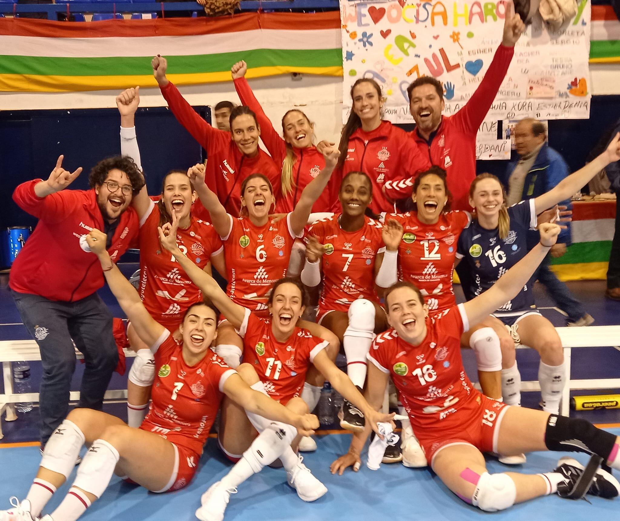 L'equip de l'Avarca va celebrar així el seu segon lloc a la classificació final de la fase regular.