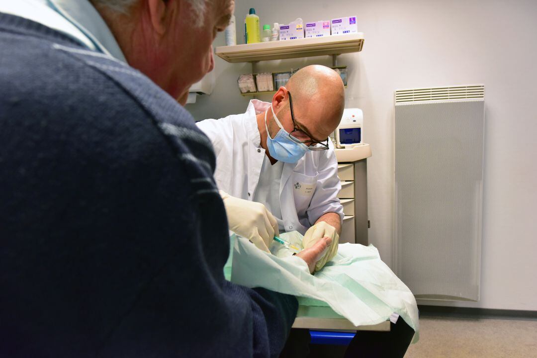 Un médico atiende a un paciente