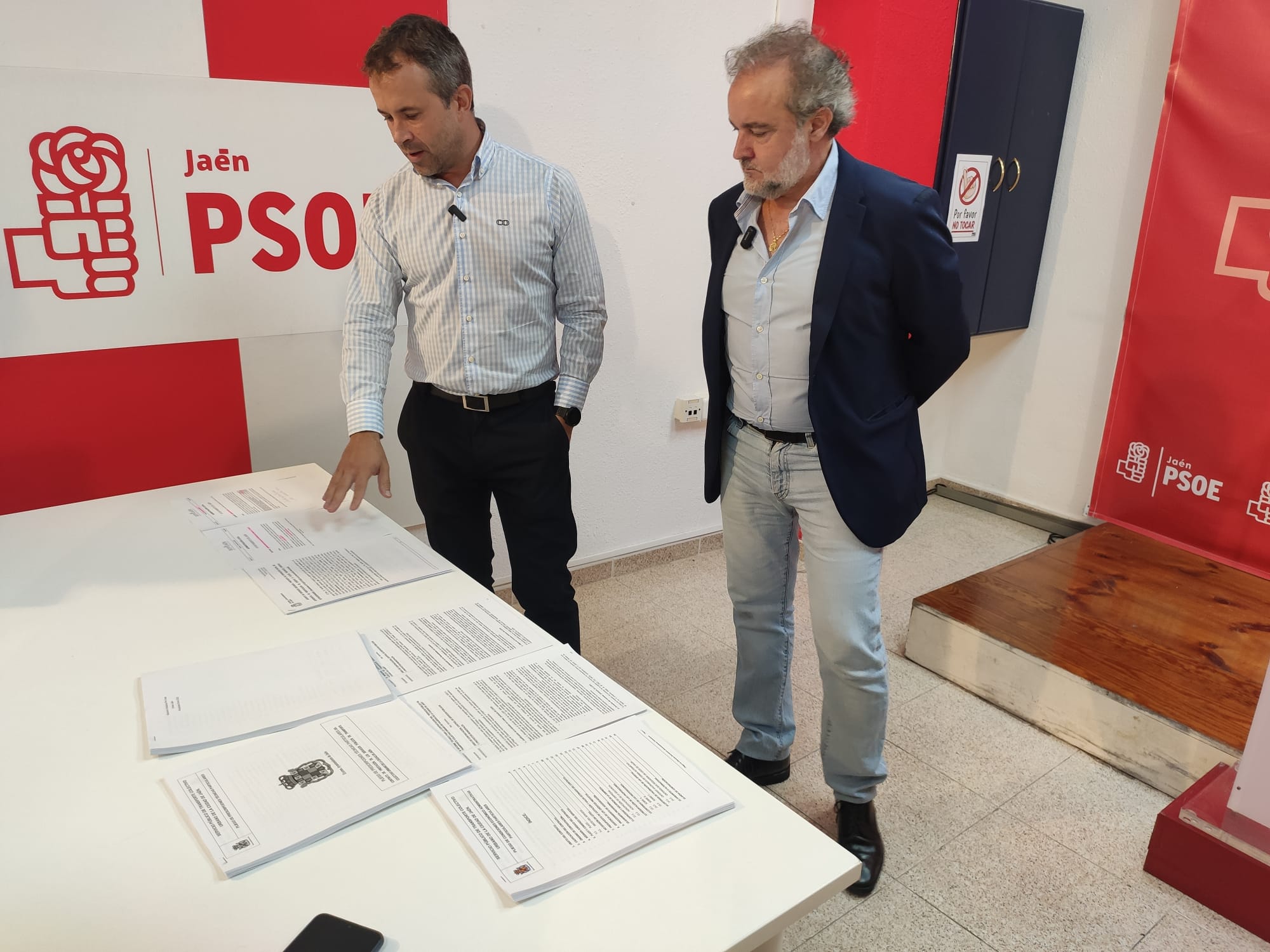 Julio Millán y Francisco Lechuga, del PSOE de Jaén, ante los documentos y pliegos preparados para la licitación del bus urbano