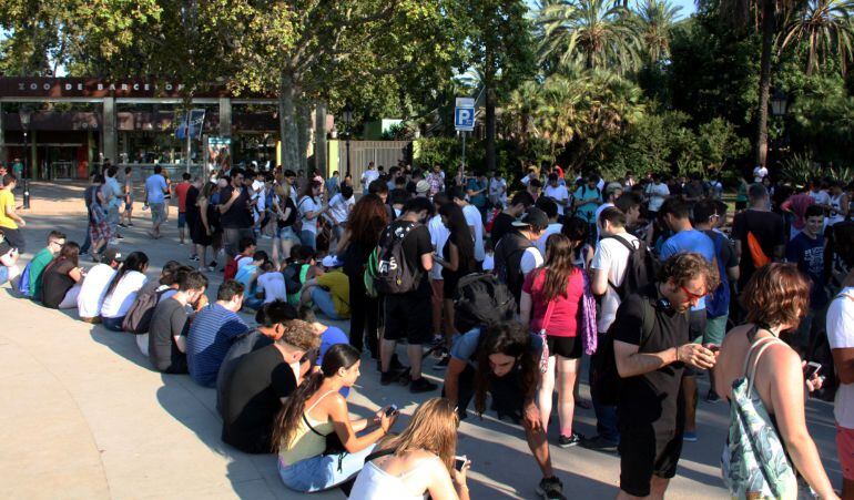 L&#039;entrada del Zoo de Barcelona, plena de gent jugant aquest 24 de juliol de 2016 al Pokémon Go.