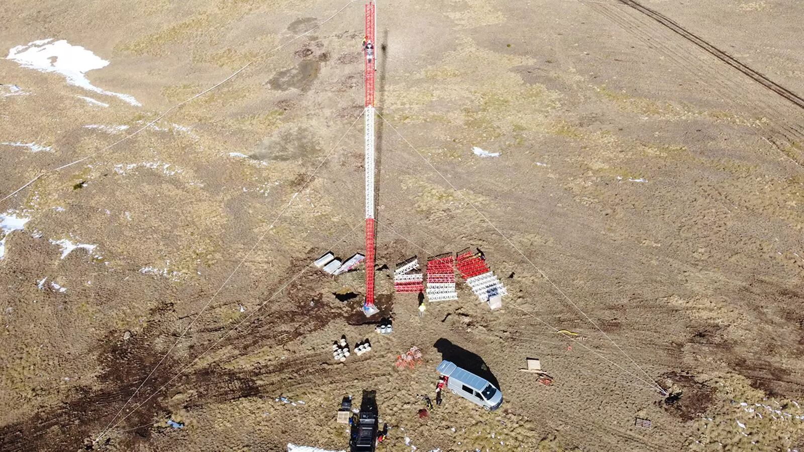 La instal·lació del màstil de mesures al pic del Maià per construir el futur parc eòlic.