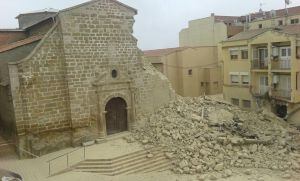 Imatge de l'ensorrament de la torre del campanar de l'església de Sant Pere de Rosselló, encara no una hora després de desplomar-se entre 10h i 11h del matí d'avui divendres 29 de gener