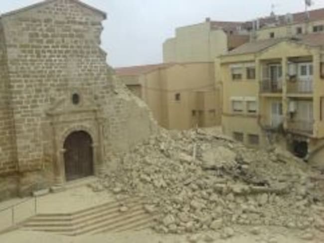 Imatge de l'ensorrament de la torre del campanar de l'església de Sant Pere de Rosselló, encara no una hora després de desplomar-se entre 10h i 11h del matí d'avui divendres 29 de gener