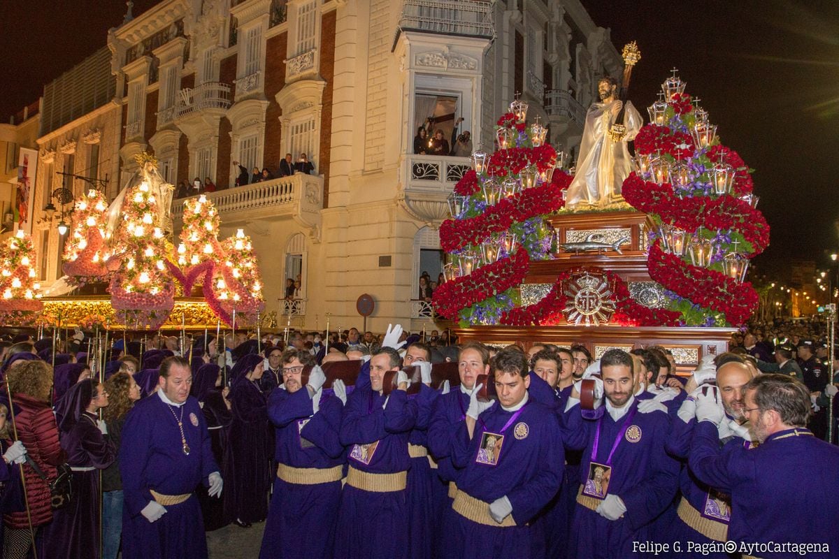 Jesús Nazareno y Virgen Dolorosa se ven las caras en la Plaza de la Merced