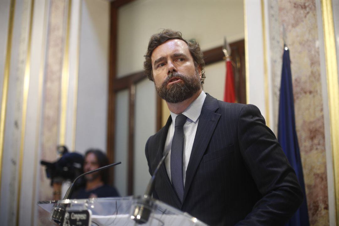 El portavoz de Vox en el Congreso de los Diputados, Iván Espinosa de los Monteros, en rueda de prensa tras la segunda votación para la investidura del candidato socialista a la Presidencia del Gobierno.