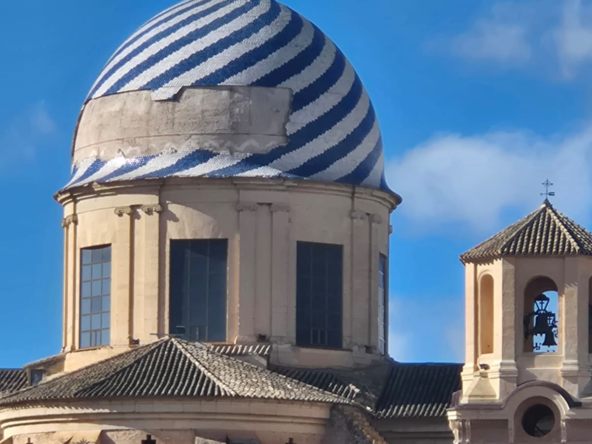 Se desprende parte de la azulejería de la cúpula de la Basílica de La Purísima de Yecla