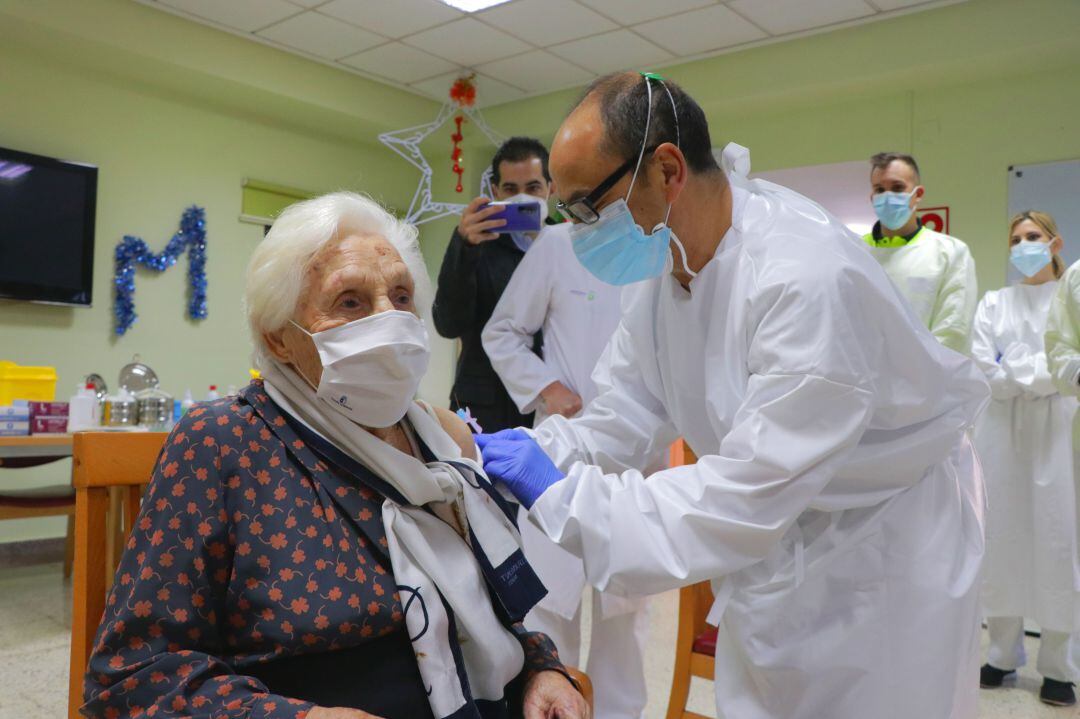 Magdalena Acosta ha sido la primera persona en recibir la vacuna en la provincia de Ciudad Real